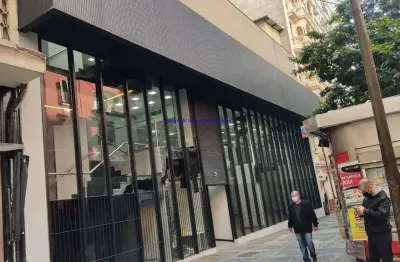 Prédio comercial 1.100m², 1º andar: vão livre escada na frete e fundos e elevador; 2º pavimento: laje de cobertura, escada no fundo; casa de máquinas