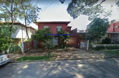 Sobrado residencial 350m², 04 dormitórios (sendo 01 suíte), 03 banheiros e 03 vagas na garagem.  excelente localização entre as ruas theodor herzi.