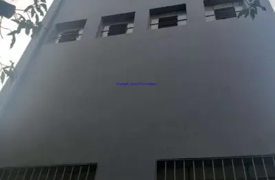 Prédio 601m², térreo: 01 salão com  02 banheiros (masculino e feminino); subsolo, 01 salão, edícula com 02 salas, 01 banheiro e 04 vagas na garagem;