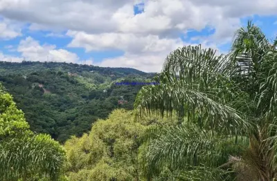 Sobrado residencial 500m², 04 dormitórios (sendo suítes), 05 banheiros e 05 vagas na garagem; possui piscina com deck, área goumert e jardim.