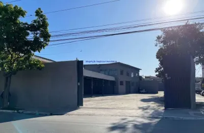 Galpao comercial 1.100m², 10 banheiros e 50 vagas; sendo 900m² de galpão e salas + 200m² de área coberta (estacionamento de carros), possui pátio