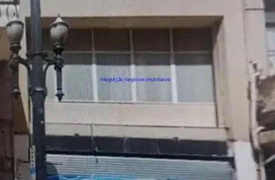 Prédio com 375m², Piso térreo: 01 Sala grande com vão livre, 02 banheiros, cozinha e despensa; Piso superior: 02 salas grandes, 02 salas pequenas