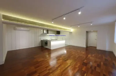 Apartamento 03 dormitórios (sendo 01 suíte), 02 banheiros e 02 vagas na garagem.  condomínio com portaria e jardim.   excelente localização