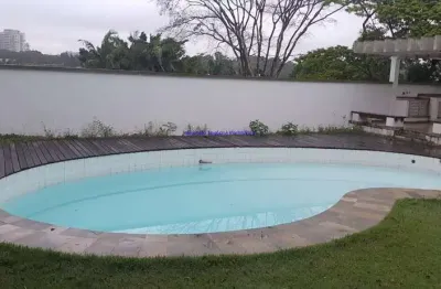 Casa residencial 830m², 09 dormitórios (sendo 06 suítes, 03 quarto de serviço), 07 banheiros e 08 vagas na garagem; possui piscina, churrasqueira