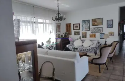 Apartamento 210m², 03 dormitórios (sendo 01 suíte), 02 banheiros e 02 vagas na garagem.    condomínio com portaria 24hrs e salão de festa.