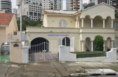 Sobrado 438m² 06 salas, 01 salão, 08 banheiros e 06 vagas na garagem; imóvel conta com churrasqueira, jardim e piscina; (dependência de empregada).