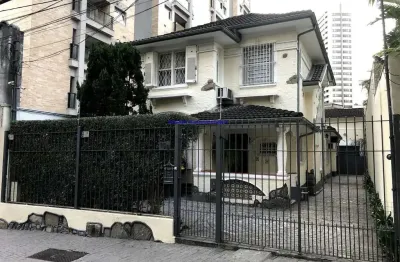 Sobrado residencial 380m², 04 dormitórios (sendo 03 suítes), 04 banheiros e 03 vagas na garagem.  possui piscina privativa e churrasqueira.