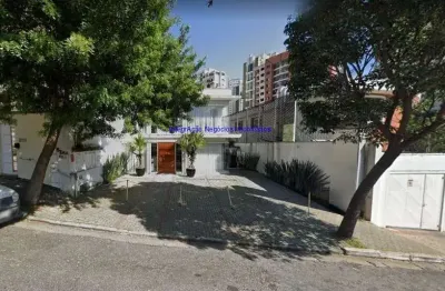 Loja 251m², sendo um salão no térreo, com recepção, sala de espera, copa, 02 banheiros, sala auxiliar, trocador, com espaço para estoque e 04 vagas.