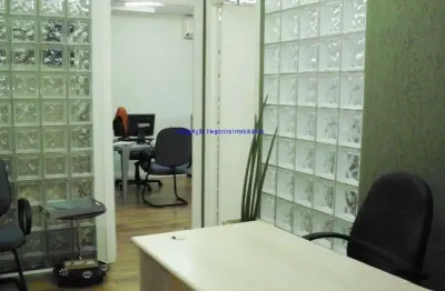 Conjunto comercial  mobiliado 70.70m², 03 salas + recepção, 03 banheiros e 02 vagas na garagem.  condomínio com recepção e segurança 24hrs.