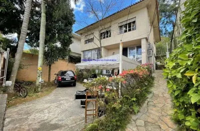 Casa 490m², 04 quartos (sendo 01 suite), 04 banheiros, 01 cozinha e  02 vagas na garagem.  excelente localização entre as ruas itajaçu e itajubá