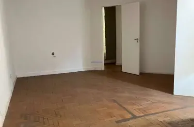 Conjunto comercial 137m², 04 salas e 03 banheiros   condomínio com recepção e segurança.    excelente localização á 4 minutos andando para a estação