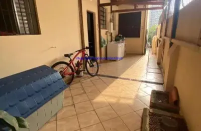 Sobrado residencial 340m², 05 dormitórios, 03 banheiros e 01 vaga na garagem.   excelente localização entre as ruas tenente otávio gomes