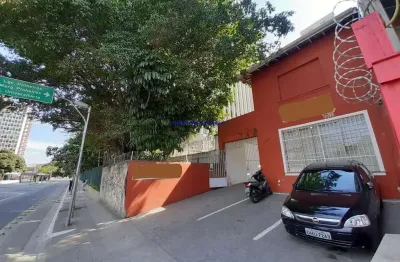 Casa comercial 300m², 06 salas, 03 banheiros e 08 vagas na garagem;  terreo: 03 salas , cozinha, 01 banheiro, 01 lavabo e quarto de empregada;