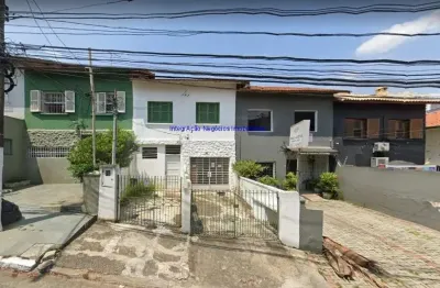 Sobrado residencial 140m², terreo: 01 edicula, 02 salas, 02 banheiros e 02 vagas na garagem; 1° andar; 02 dormitórios e 01 banheiro.