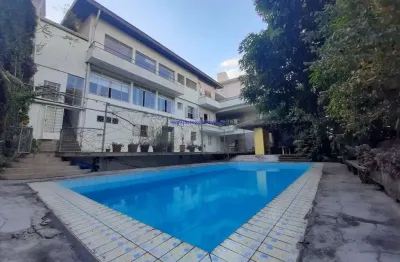 Casa residencial 400m², com  com três andares, 05 dormitórios, 06 banheiros,  02 terraços, 05 vagas na garagem. possui piscina grande 10x5m,