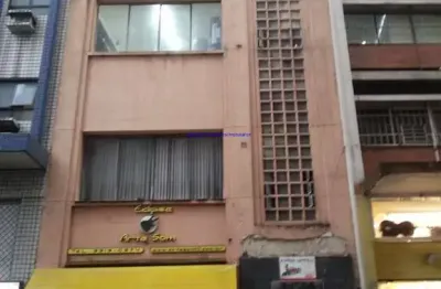 Prédio comercial 567m², com 3 andares, entrada privativa, 03 amplas salas com 140m² área útil cada, 06 banheiros e corredor, 189m² área total.