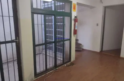 Casa sobrado comercial 300m², 15 salas, 05 banheiros, e 01 vaga na garagem.  excelente localização á 8 minutos andando para a estação do metrô