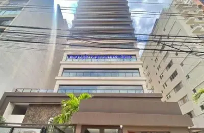 Apartamento 310m², 05 dormitórios (sendo suítes), 06 banheiros e 04 vagas na garagem.  condomínio com portaria, segurança 24hrs, piscina aquecida,