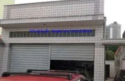 Terreno 372m², possui uma casa antiga de 90m² com uma garagem coberta na frente e mais uma garagem para 02 carros.  excelente localização