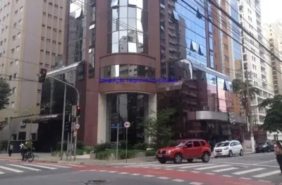 Conjunto comercial 45m², 03 salas,01 copa, 02 banheiros e 01 vaga na garagem. condomínio com recepção e portaria.  excelente localização