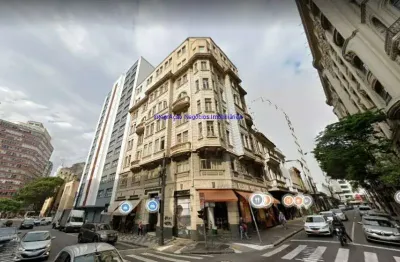 Conjunto comercial 176m², 06 salas, 01 salão, 04 banheiros e cozinha.   condomínio com portaria.  excelente localização