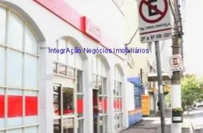 Loja 563m², 03 salas e 02 banheiros; dispõe de um salão com 300m² de área térrea com pé direito alto, 58m² de mezanino interno com cozinha, copa