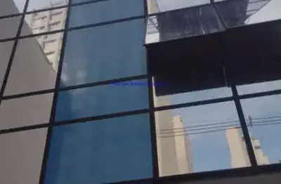 Prédio comercial 450m², 04 banheiros, 15 lavatórios, 04 box com ponto para chuveiro, 01 copa e 09 vagas na garagem.   excelente localização