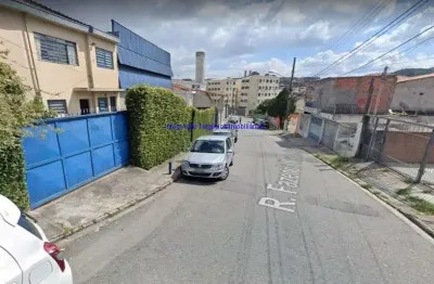 Galpão 700m², 01 escritório, 05 banheiros e 10 vagas na garagem; possui quarto e cozinha no piso inferior.  excelente localização.