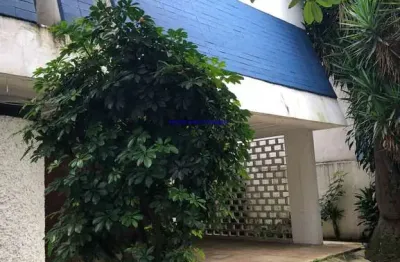 Casa térrea comercial ou residencial 348m², 03 dormitórios, 02 banheiros e 04 vagas na garagem.  excelente localização entre as ruas safira, cruz