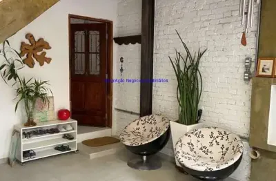 Sobrado residencial ou comercial 142m², 03 dormitórios (sendo 02 suítes), 03 banheiros e 01 vaga na garagem.   excelente localização á 9 minutos andan