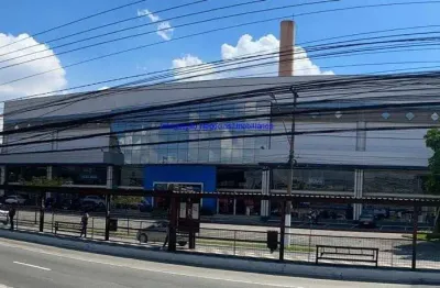 Galpão 12.158m², 20 banheiros e 147 vagas na garagem; possui 08 elevadores, ampla rampa de acesso veicular ao 2º andar.  excelente localização