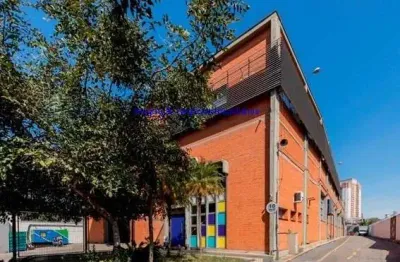 Prédio 2.243m², 02 banheiros coletivos com vestiários (piso superior), 42 vagas na garagem, piso superior (escritórios) com forro termo acústico