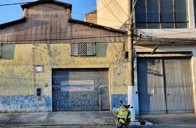 Galpão 510m², 03 banheiros; possui dois mezanino estrutura em metal e vestiário com chuveiro.  excelente localização entre as ruas leme da silva.