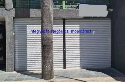 Loja 600m², salão mais mezanino, 06 banheiros. divididos em terreo 250 m2 subsolo 200 m2 e mezanino 150 m2.