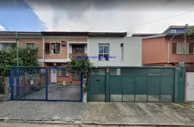 Sobrado 240m², 03 dormitórios (sendo suítes), 04 banheiros e 02 vagas na garagem.  excelente localização entre as ruas hungria, dona ana helena de sal