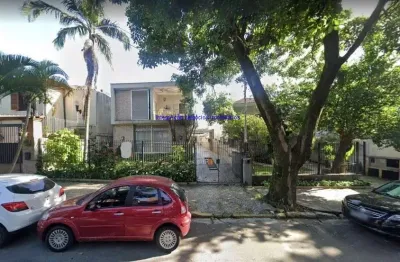 Sobrado 380m², 04 dormitórios (sendo 01 suíte), 03 banheiros e 04 vagas na garagem.  excelente localização á 8 minutos andando para a estação do metrô
