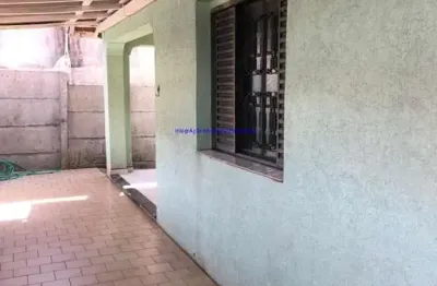 Casa 500m², 03 dormitórios, 01 banheiro e 02 vagas na garagem. possui um amplo quintal com churrasqueira.  excelente localização entre as ruas emílio