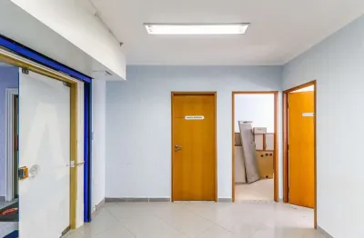 Conjunto comercial 441m², 10 salas, 04 banheiros, cozinha/refeitório para 14 pessoas e sala de treinamento para 35 lugares.   condomínio com segurança