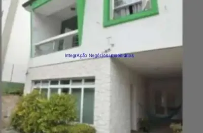 Sobrado residencial 250m², 03 dormitórios (sendo 01 suíte), 04 banheiros e 02 vagas na garagem.  excelente localização entre as ruas coronel diogo,