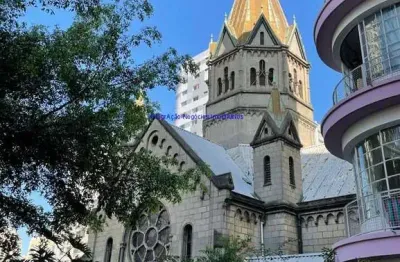 Condomínio com portaria, piscina, jardim, lavanderia coletiva e sauna.  excelente localização à 5 minutos caminhando da estação do são bento;