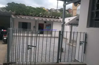 Casa 250m²,  casa da frente possui 01 dormitório, 01 banheiro e 01 cozinha; casa do meio possui 01 dormitório e 01 banheiro e casa do fundo possui 02
