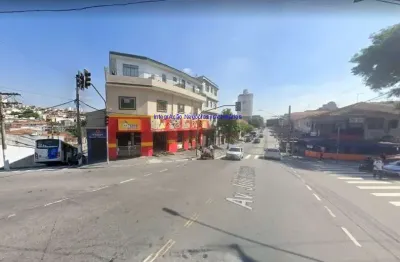 Prédio misto - comercial e residencial 780m², com 03 salões comerciais, 04 banheiros e 07 apartamentos com um, dois ou três dormitórios.