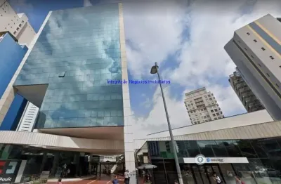 Conjunto comercial 155.67m², 02 banheiros e 03 vagas na garagem.  condomínio com recepção e segurança 24hrs.  excelente localização