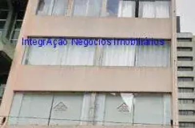 Condomínio com portaria e segurança 24hrs por monitoramento.  excelente localização; à 7 minutos andando para a estação do metrô consolação;