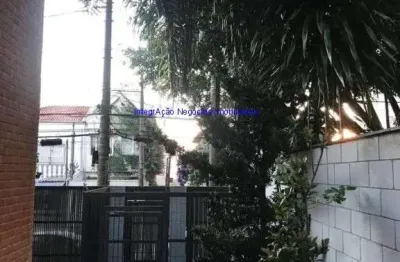Prédio comercial 900m², térreo : 01 recepção com balcão, 01 lavabo, 01 sala de reunião, 01 salão amplo com 02 banheiros, 01 sala com lavabo,