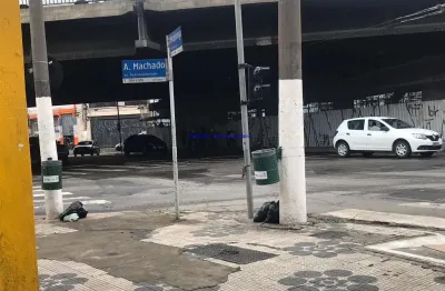 Galpão 1.300m², 01 banheiro.  excelente localização á 9 minutos andando para a estação do metrô brás; entre as ruas barão de jaguara, piratininga