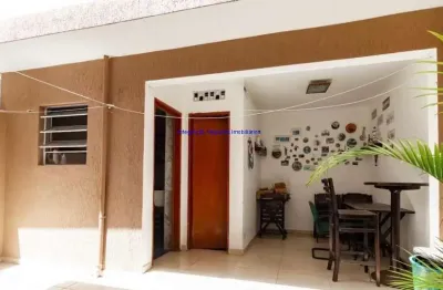 Sobrado 200m², 03 dormitórios (sendo 01 suíte), 05 banheiros e 02 vagas na garagem.  excelente localização entre as ruas pedro noel e carlos buzzi.