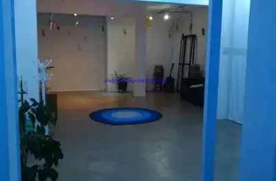 Sobrado 240m², 05 salas, 04 banheiros e 02 vagas na garagem.  excelente localização entre as ruas paritins, lavradio e marta.  todas as informações aq