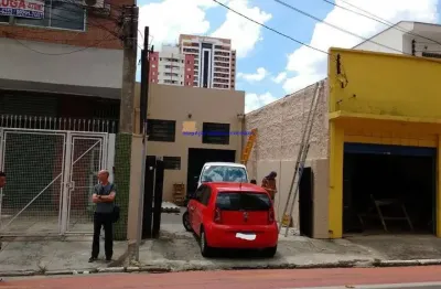 Galpão 200m², 01 banheiro e 02 vagas na garagem.  excelente localização entre as ruas amaro guerra, américo brasiliense e pedroso de camargo;