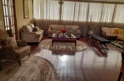 Apartamento 275m², 04 dormitórios (sendo suítes), 06 banheiros e 04 vagas na garagem.  condomínio com segurança, portaria, piscina, quadra
